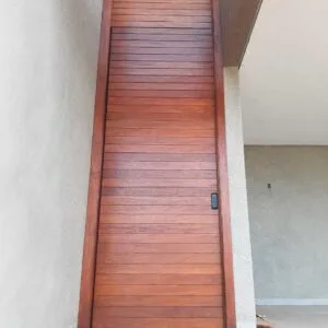 Porta de Madeira Maciça Ripada - PMMR0002